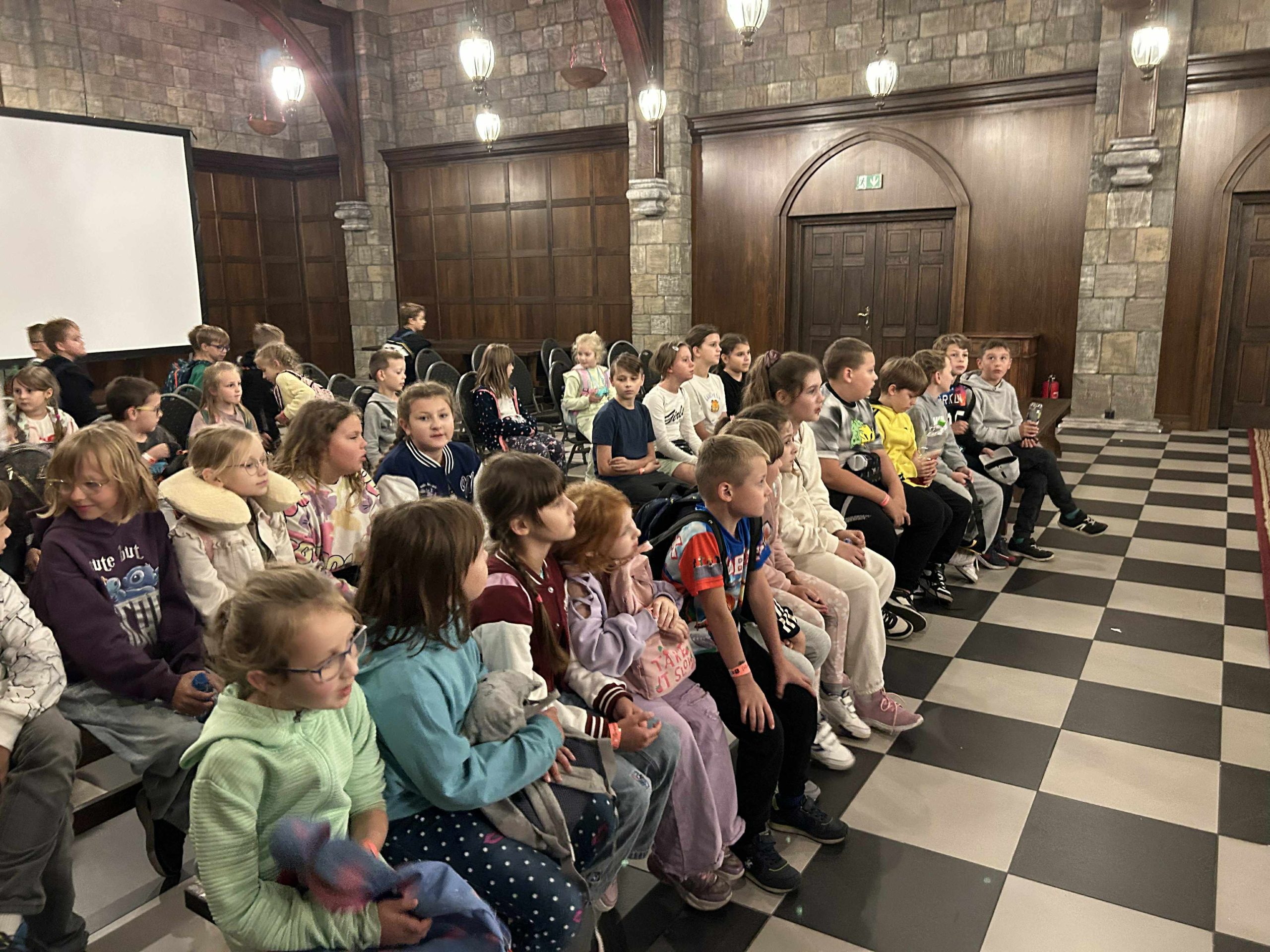 Wycieczka uczniów klas I–VIII do Parku Rozrywki Mandoria