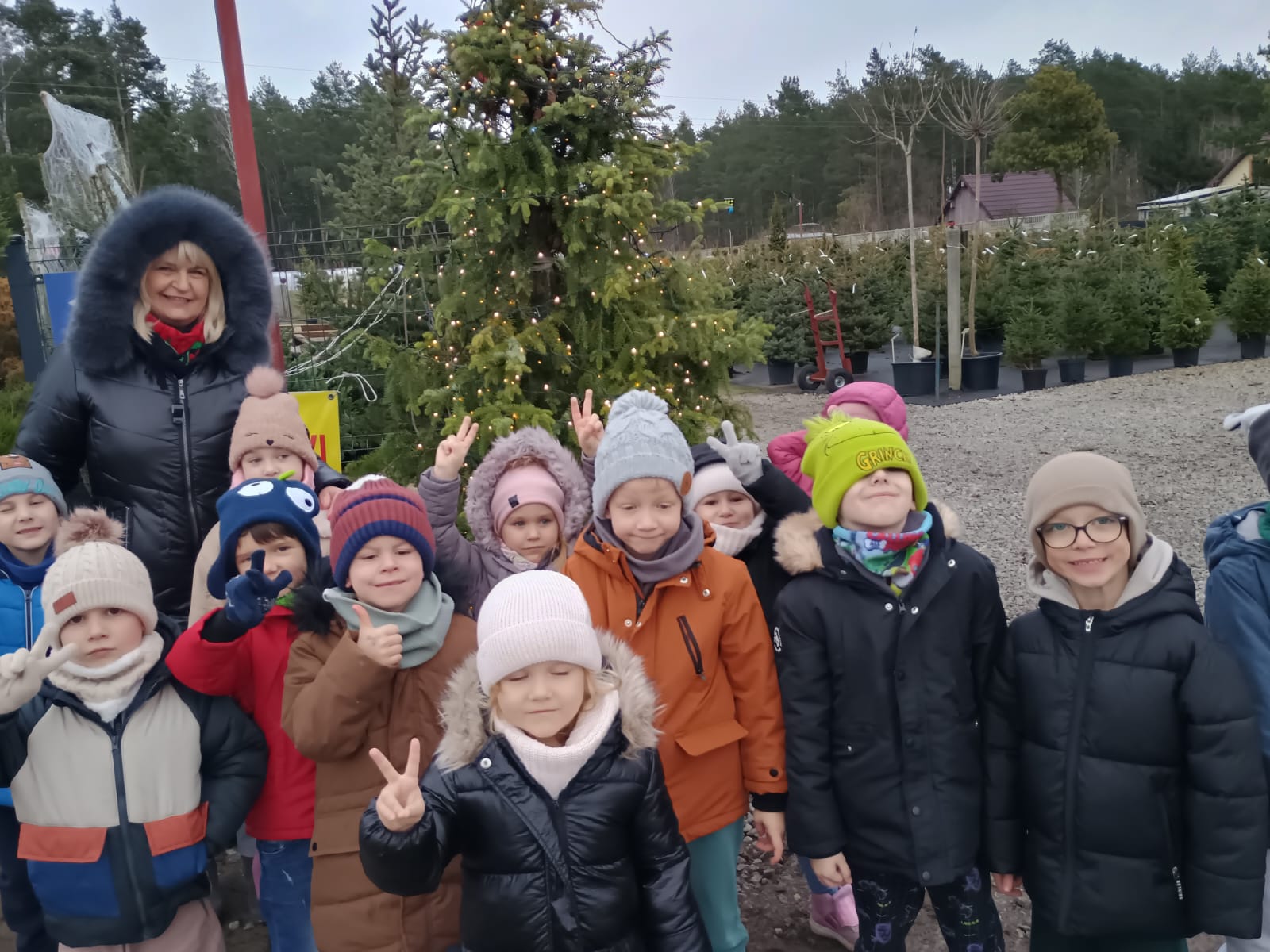 Wizyta przedszkolaków na stoisku z choinkami i ozdobami świątecznymi