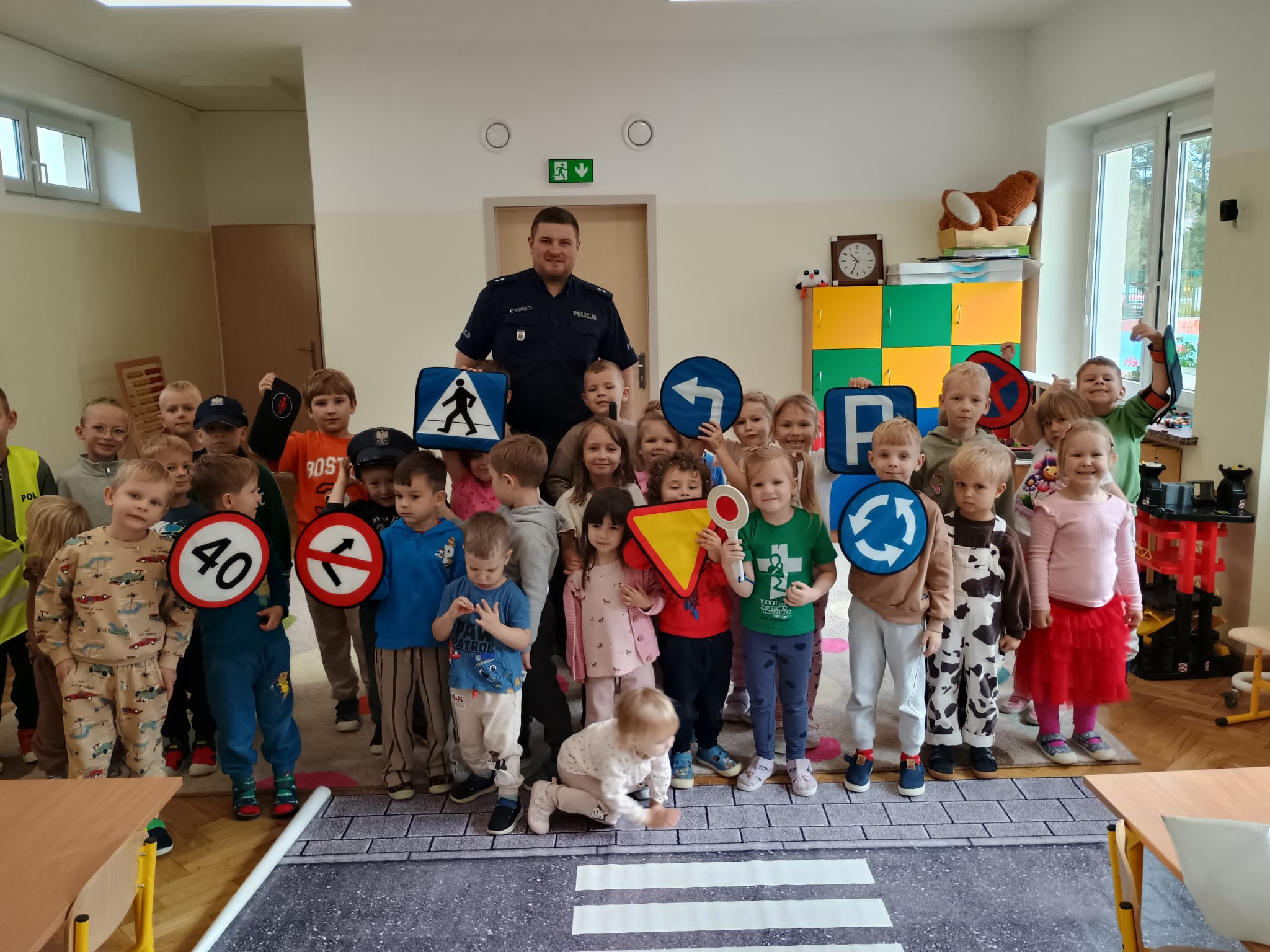 Spotkanie przedszkolaków z policjantem Spotkanie przedszkolaków z policjantem
